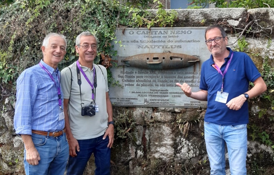 Julio Ástor, José Garabatos e Eduardo Rolland, ante a placa do Nautilus na illa de San Simón.